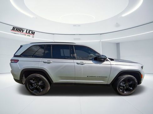 New 2025 Jeep Grand Cherokee Altitude image 2