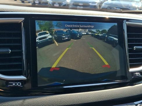 Used 2024 Chrysler Pacifica Touring-L FWD image 15