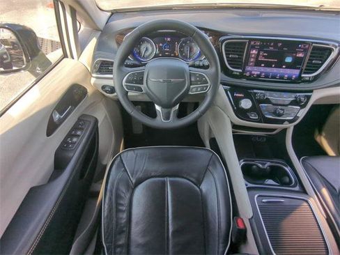 Certified 2024 Chrysler Pacifica Limited image 20