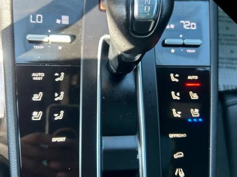 Used 2023 Porsche Macan Turbo AWD/4WD image 31