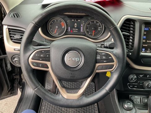 Used 2017 Jeep Cherokee Latitude w/ Cold Weather Group AWD/4WD image 17