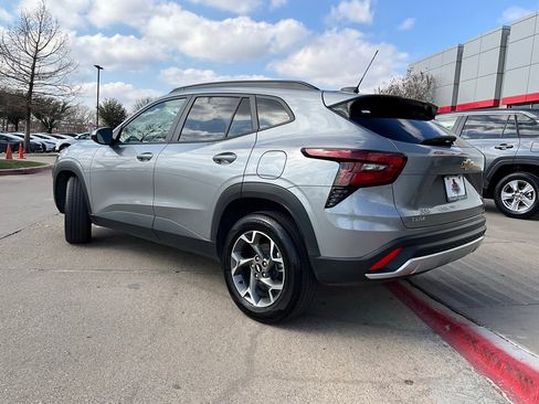 Used 2025 Chevrolet Trax LT image 8