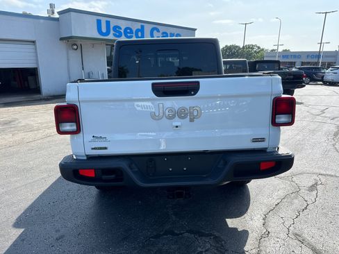 Used 2021 Jeep Gladiator Overland AWD/4WD image 4