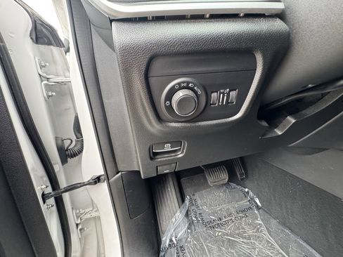 Used 2023 Jeep Grand Cherokee Laredo image 17