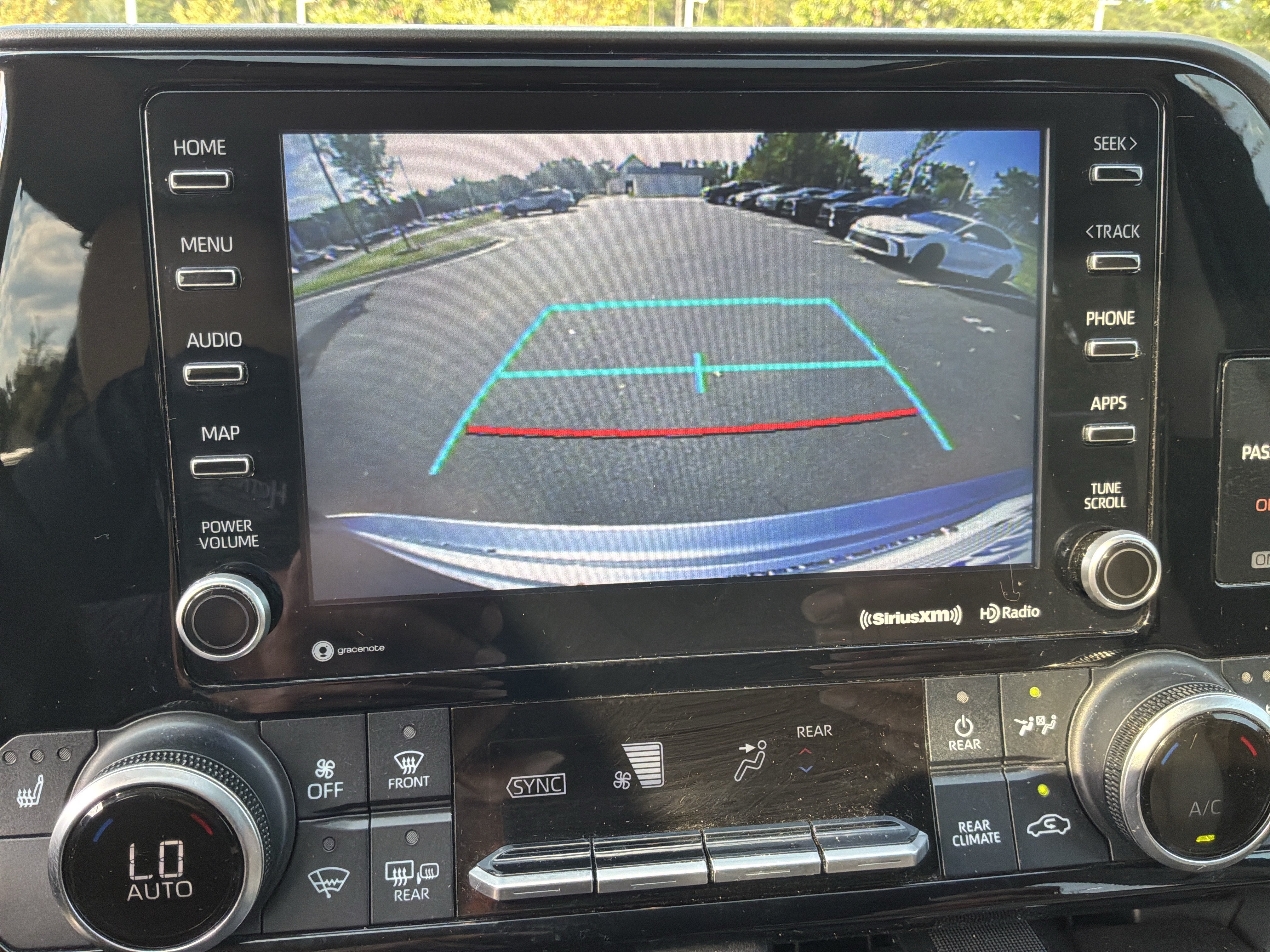 Used 2021 Toyota Highlander XLE FWD image 25