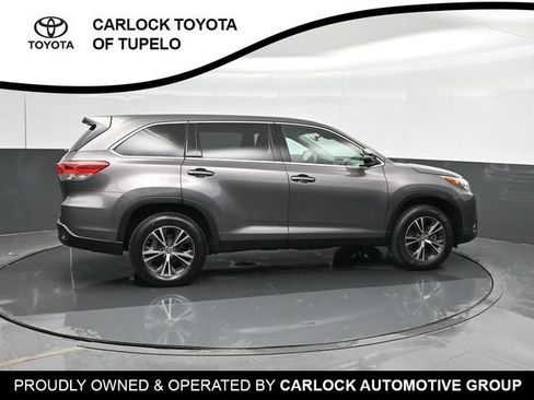 Used 2019 Toyota Highlander LE FWD image 4