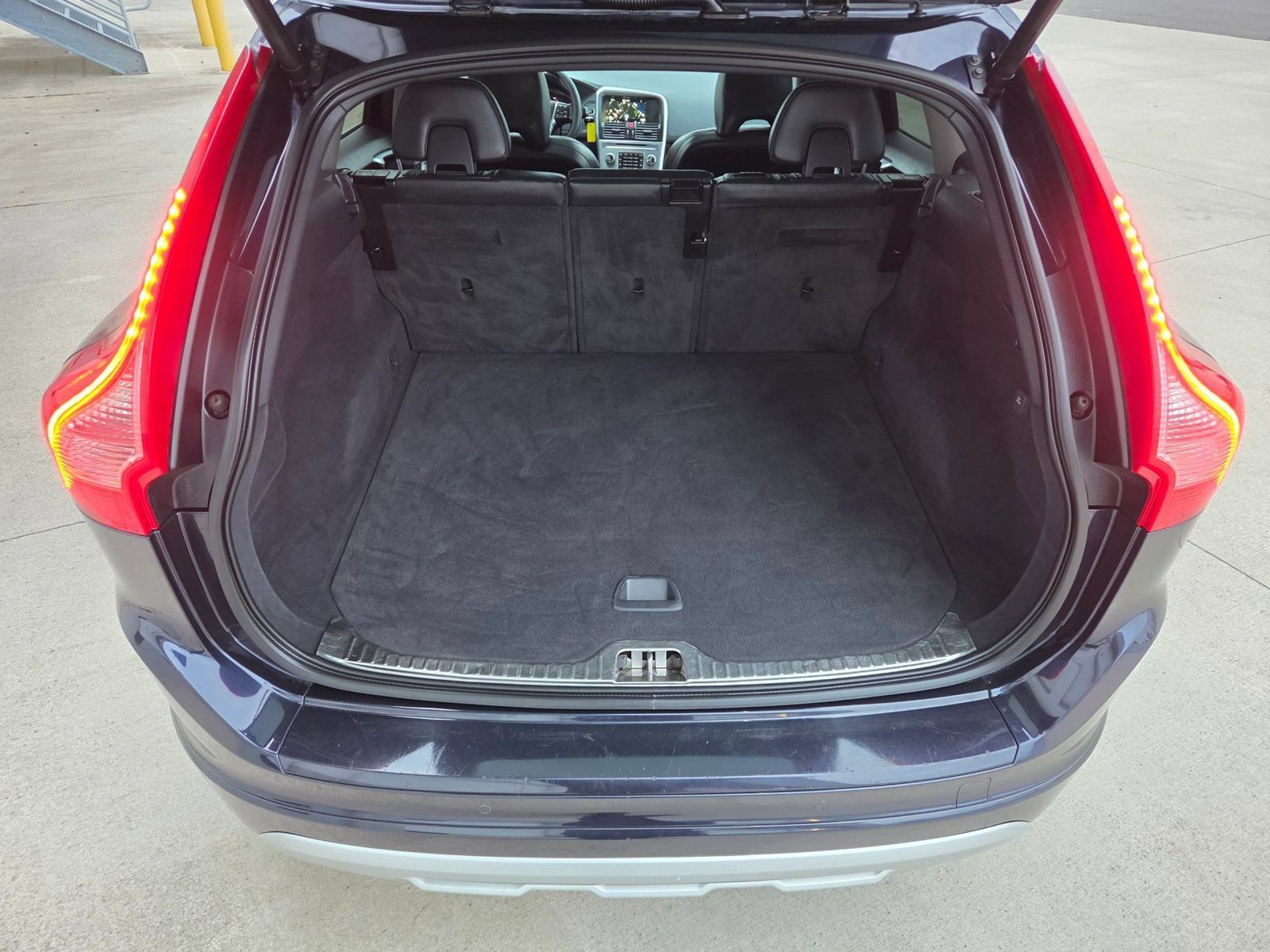 Used 2017 Volvo XC60 T6 Dynamic w/ Preferred Option Package AWD/4WD image 16