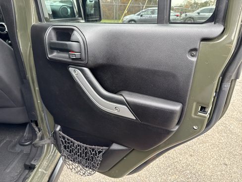 Used 2015 Jeep Wrangler Unlimited Rubicon w/ Connectivity Group image 24