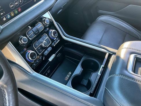 Used 2021 GMC Yukon Denali w/ Denali Premium Package image 16