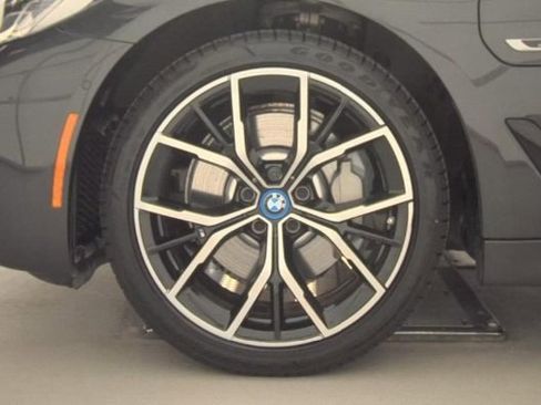 Used 2023 BMW 530e xDrive w/ Premium Package image 13