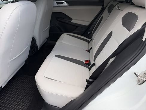 Certified 2025 Volkswagen Taos SE FWD image 20
