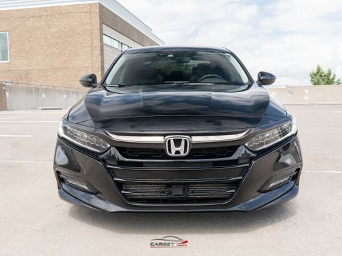 Used 2018 Honda Accord Touring image 2