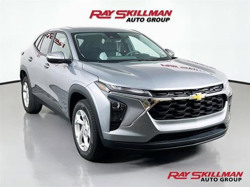 Used 2025 Chevrolet Trax LS w/ LS Convenience Package FWD image 1