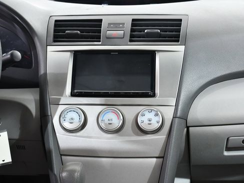 Used 2010 Toyota Camry SE image 9