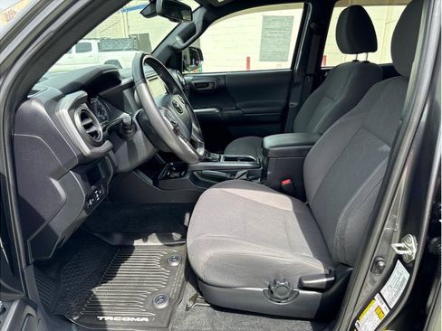 Used 2018 Toyota Tacoma TRD Sport image 13