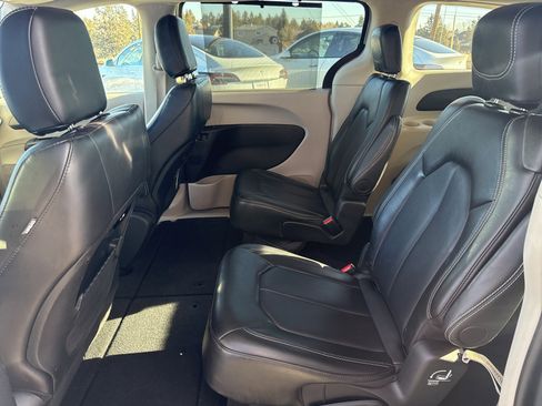 Used 2024 Chrysler Pacifica Touring-L image 9