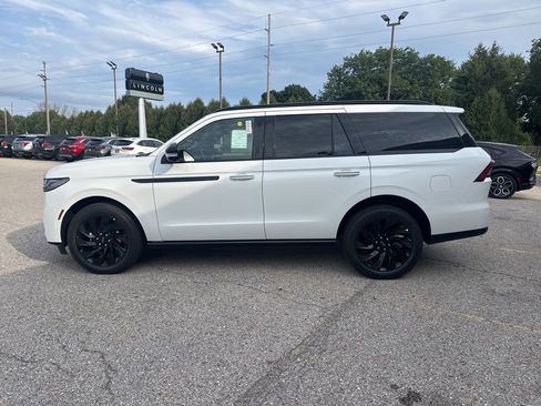 New 2025 Lincoln Navigator Reserve w/ Jet Appearance Package image 4