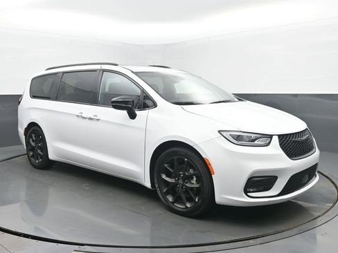 Used 2025 Chrysler Pacifica Limited image 7