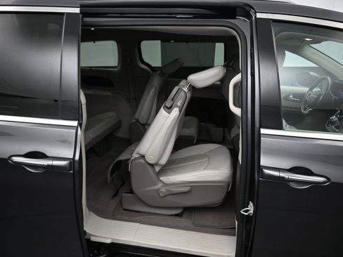 Used 2021 Chrysler Pacifica Touring-L image 57