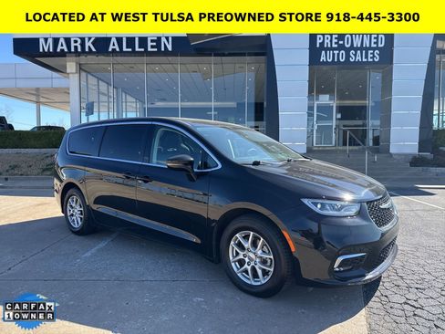 Used 2024 Chrysler Pacifica Touring-L FWD image 1