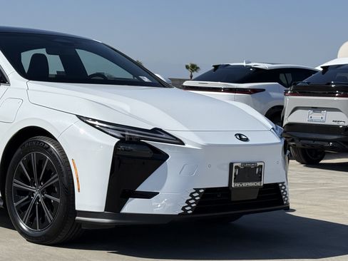 New 2026 Lexus ES 350e FWD image 3