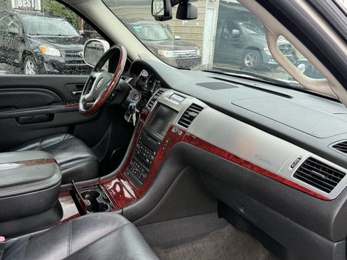 Used 2010 Cadillac Escalade Luxury image 11
