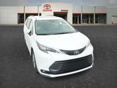 New 2026 Toyota Sienna XLE image 3