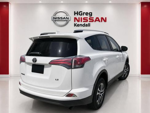 Used 2018 Toyota RAV4 LE FWD image 4