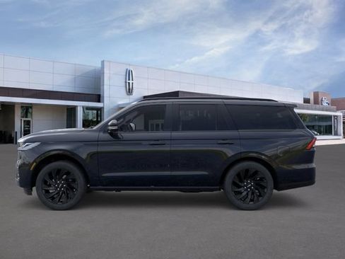 New 2026 Lincoln Navigator Reserve w/ Jet Appearance Package AWD/4WD image 3