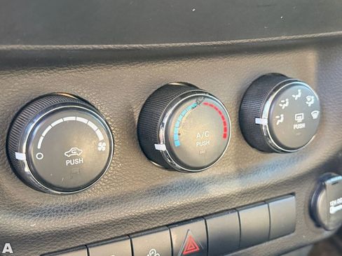 Used 2016 Jeep Wrangler Sport AWD/4WD image 13