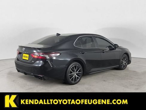 Used 2022 Toyota Camry SE w/ Cold Weather Package FWD image 5
