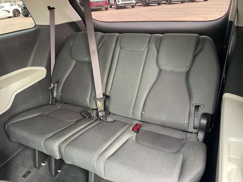 Used 2022 Kia Carnival LX image 14