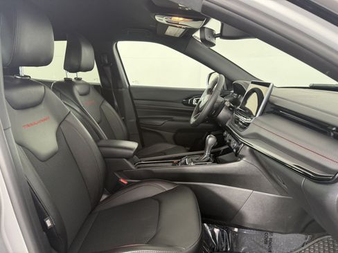 Used 2025 Jeep Compass Trailhawk AWD/4WD image 10