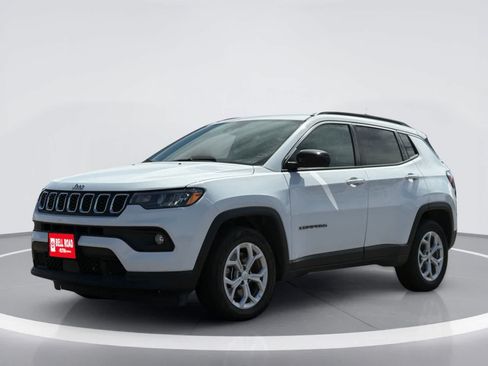 Used 2024 Jeep Compass Latitude AWD/4WD image 2