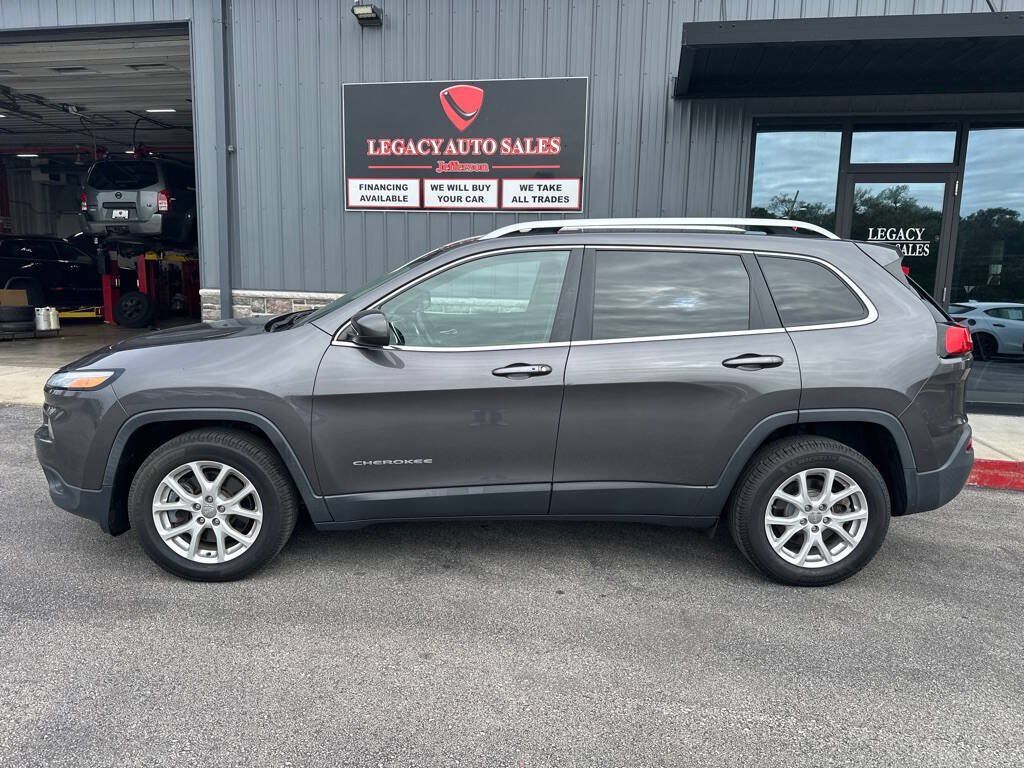 Used 2018 Jeep Cherokee Latitude Plus w/ Cold Weather Group FWD image 2