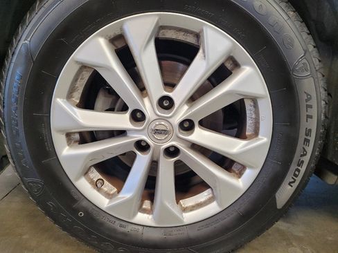Used 2016 Nissan Rogue SV FWD image 31