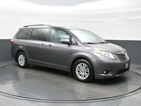 Used 2017 Toyota Sienna Limited Premium image 8
