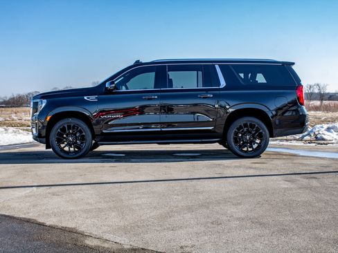 Used 2022 GMC Yukon XL SLT w/ SLT Premium Package image 4