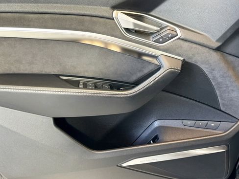 Used 2021 Audi e-tron Prestige w/ Prestige Package image 17