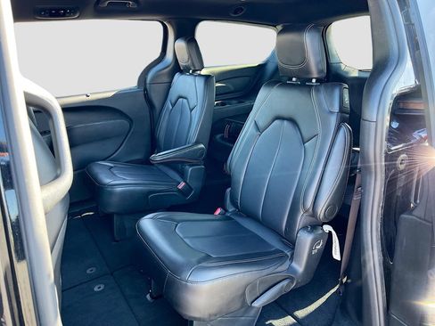 Used 2025 Chrysler Pacifica Select AWD/4WD image 29