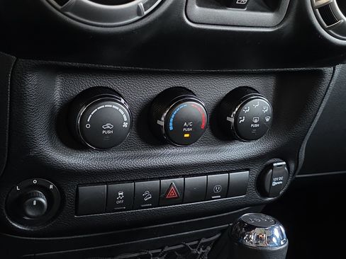 Used 2015 Jeep Wrangler Unlimited Rubicon w/ Connectivity Group image 21