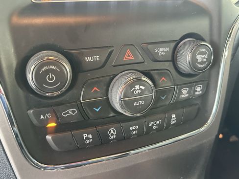 Used 2019 Jeep Grand Cherokee Laredo image 17