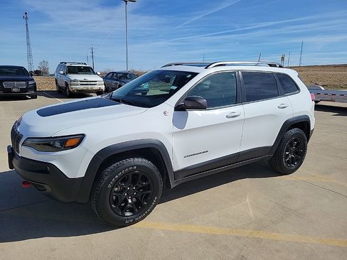 Used 2019 Jeep Cherokee Trailhawk image 7