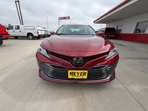 Used 2018 Toyota Camry XLE image 3