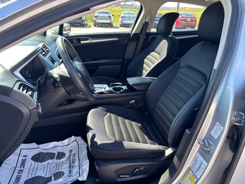 Used 2014 Ford Fusion SE FWD image 16
