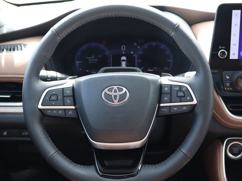 Used 2024 Toyota Grand Highlander AWD image 12