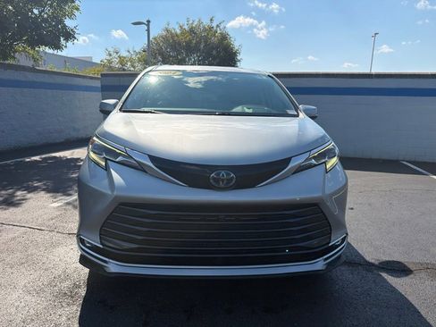 Used 2024 Toyota Sienna Platinum FWD image 8