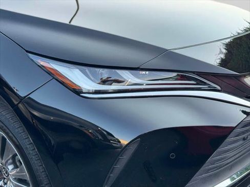 Certified 2022 Toyota Venza XLE image 3