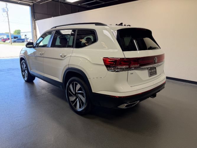 Used 2025 Volkswagen Atlas SE FWD image 2