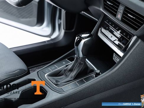 Used 2025 Volkswagen Jetta SE FWD image 33